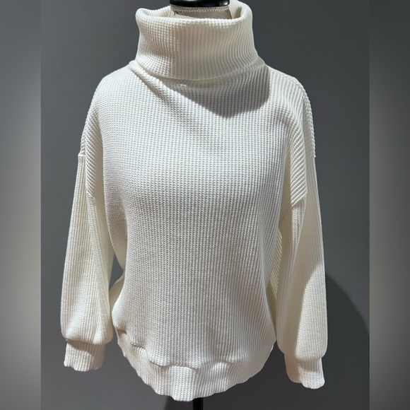 GAP Sweaters - GAP Waffle Knit Turtleneck T-Shirt Size Medium Petite. Ivory color pre-worn